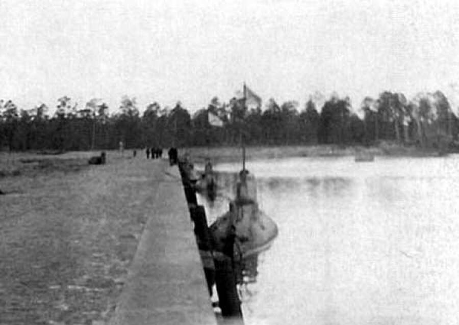Подводные лодки Учебного отряда подводного плавания «Белуга», «Пескарь», «Стерлядь» у причала отряда в Либаве, 1906 год