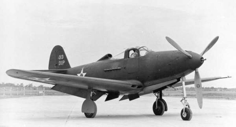 Истребитель Bell P-39 Airacobra. На таком строевым летчикам, переучивавшимся на МиГ-9, надо было непременно выполнить несколько полетов