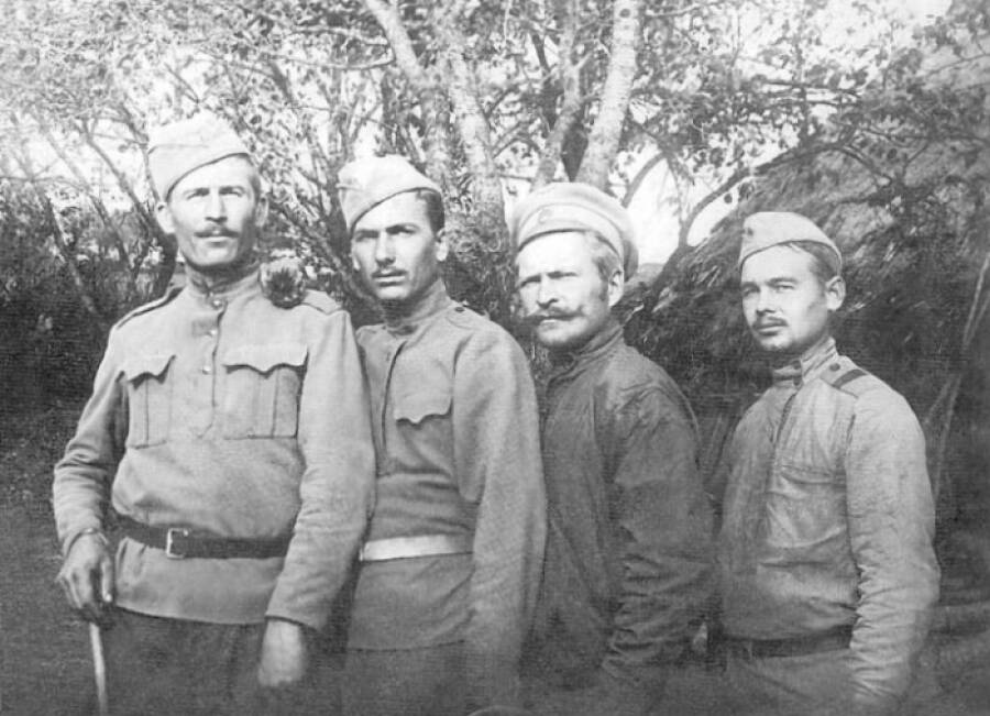 Группа гренадеров (бойцов штурмового отряда) Русской императорской армии на фронте, Первая Мировая война