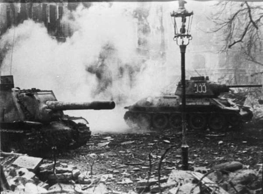 Советская САУ ИСУ-152 и огнеметный танк ОТ-34-76 в бою на улице Бреслау