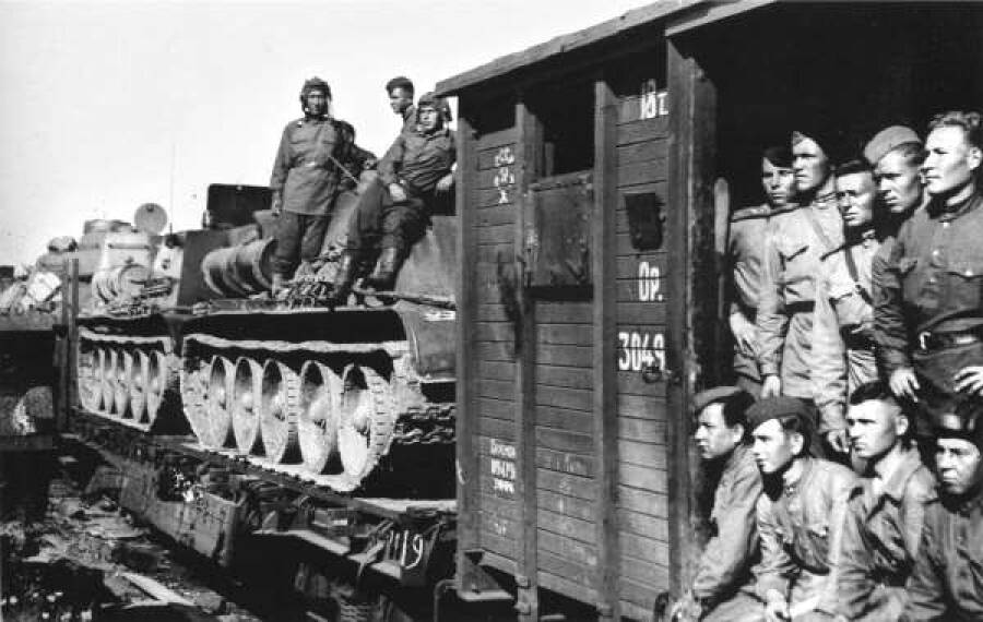 Эшелон Уральского добровольческого танкового корпуса, направляющийся на фронт, 1943 год
