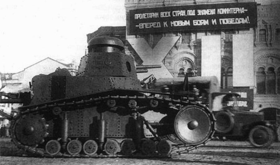 Танки МС-1 на Красной площади во время парада в честь XII годовщины Октябрьской революции, 1929 год