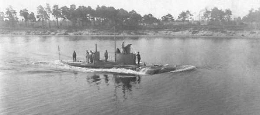Подводная лодка «Сиг» из состава Учебного отряда подводного плавания во время выхода на практически занятия, Либава, 1900-е гг.