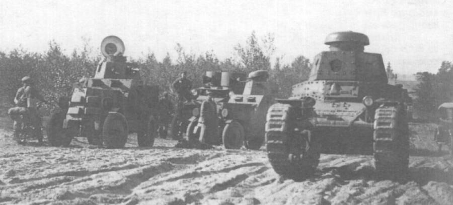 Танк МС-1 без вооружения и бронеавтомобили БА-20 (слева и в центре) и «Фиат-Ижора» образца 1917 года (на самом дальнем плане) во время больших маневров под Бобруйском в 1929 году