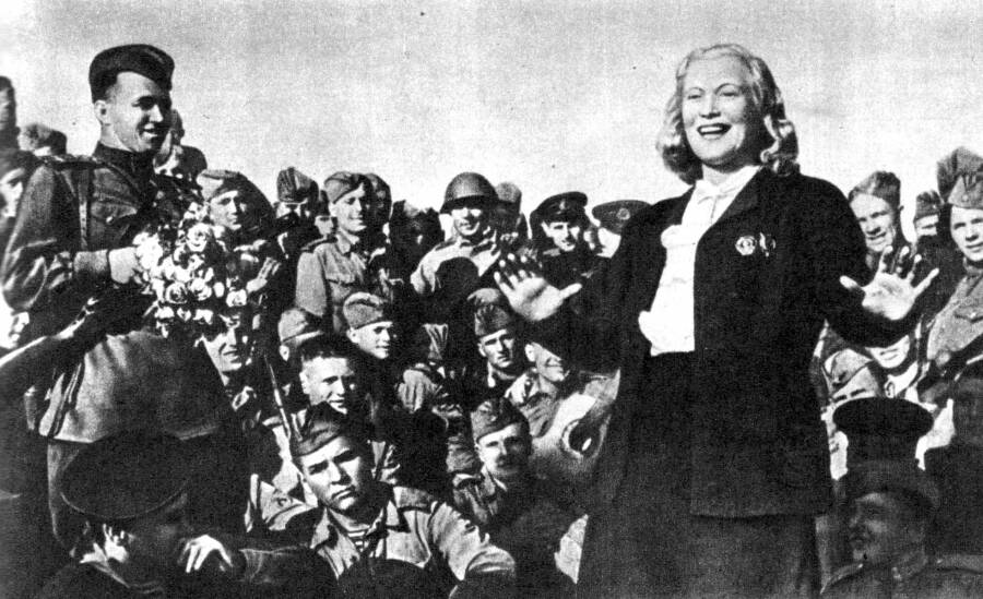 Актриса Любовь Орлова выступает перед солдатами