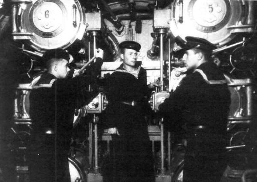 Матросы-торпедисты подводного минного заградителя Л-3 в носовом торпедном отсеке подлодки, 1942 год
