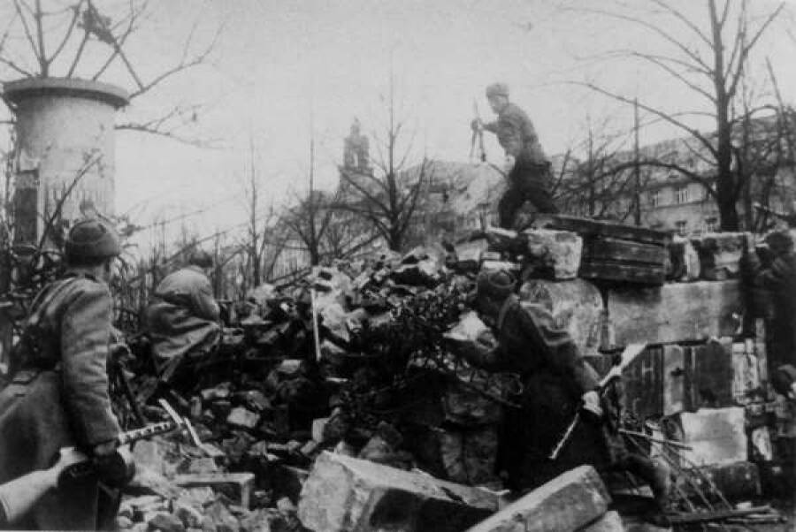 Штурмовая группа Красной Армии перебирается через баррикаду в Бреслау. Такие баррикады были непременной частью системы обороны фестунгов