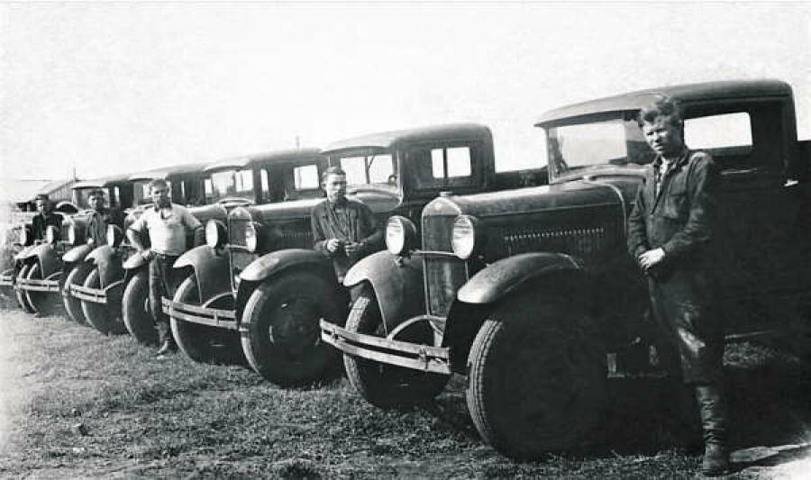Шоферы и автомашины ГАЗ АА Еманжелинской машинно-тракторной станции (Челябинская область) перед отправкой на фронт, лето 1941 года