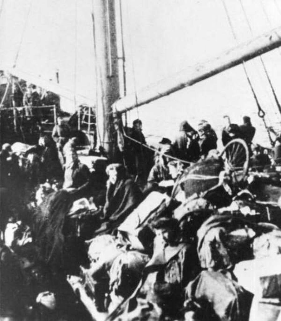 Беженцы на палубе одного из судов, задействованных в операции «Ганнибал». Так же выглядела и палуба транспорта «Гойя» во время его последнего рейса
