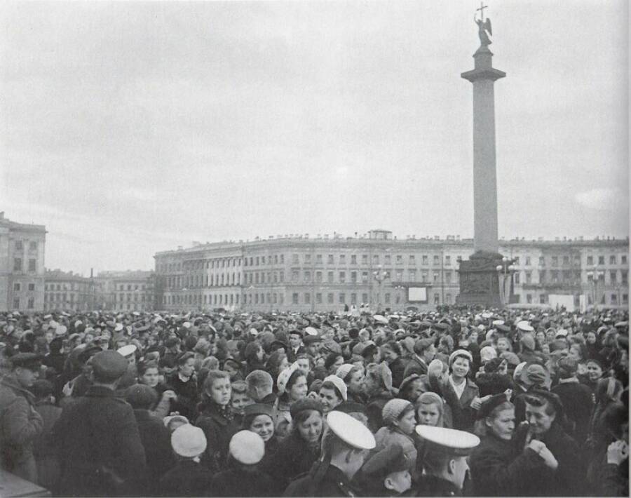 9 мая 1945 года на Дворцовой площади в Ленинграде