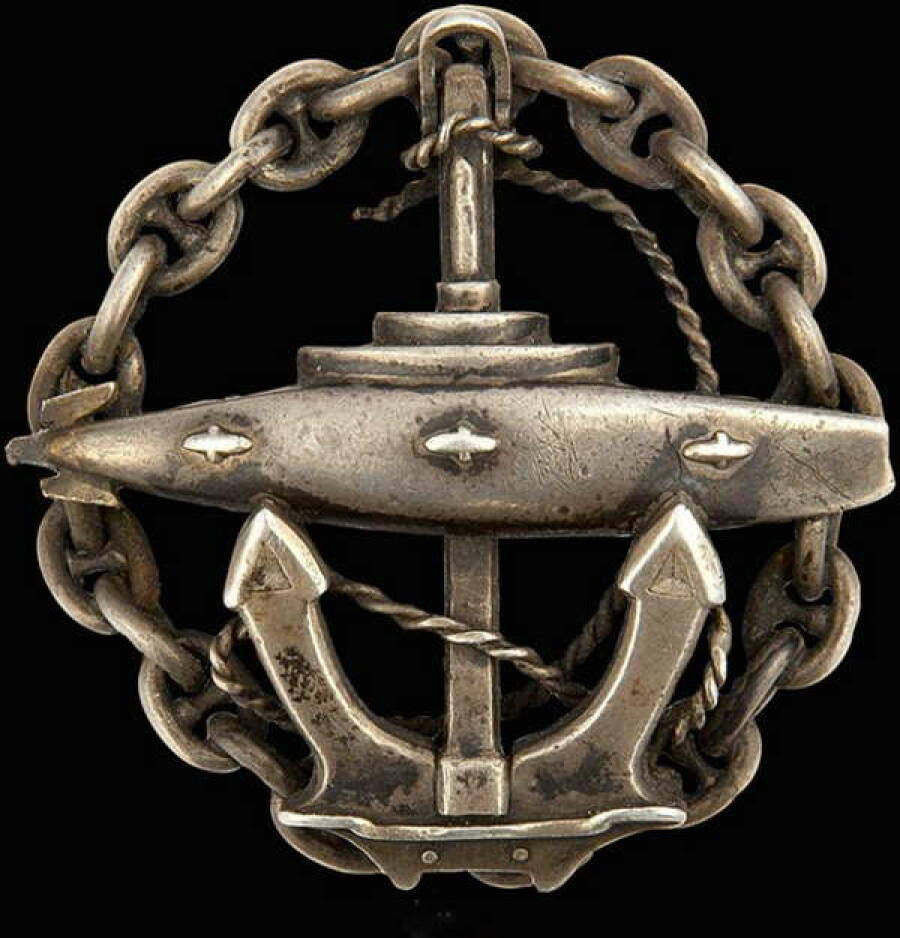 Серебряный нагрудный знак «Офицер подводного плавания», утвержденный в 1909 году