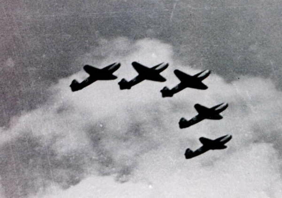 Истребители Як-15 пилотажной группы, которую в 1948 году создал дважды Герой Советского Союза генерал-лейтенант Евгений Савицкий