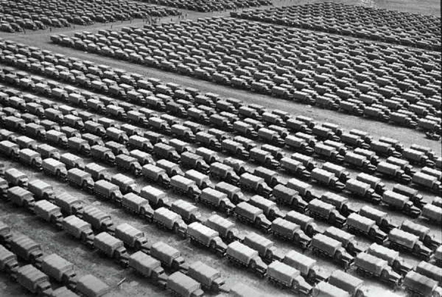 Полученные по ленд-лизу грузовики «Студебеккеры» в транспортном резерве командования Красной Армии в районе Можайска, 1944 год