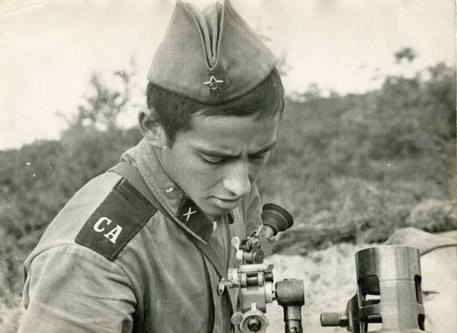 Рядовой-артиллерист Советской армии в повседневной форме у прицела, вторая половина 1970-х годов