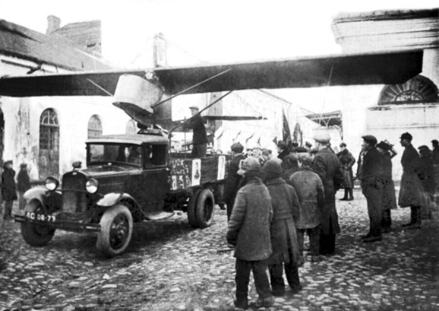 Доставка планера Новгородского аэроклуба на Первомайскую демонстрацию. В кабине планера — учлет аэроклуба Е. Бриллиантова. 1 мая 1937 года