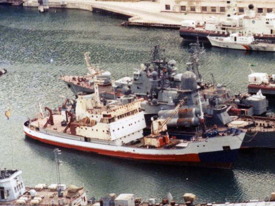 Малое гидрографическое судно «Память Меркурия» (на переднем плане) в порту Севастополя