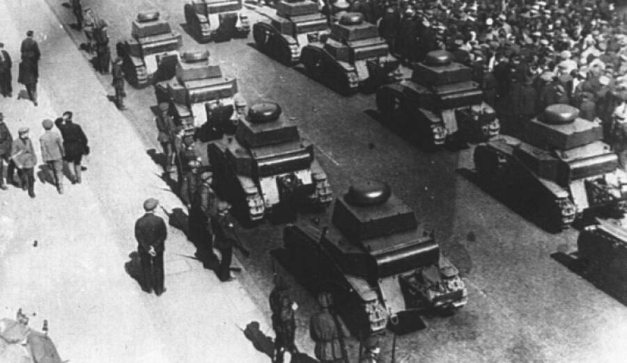 Танки Т-18 2-го танкового полка Ленинградского военного округа на параде, начало 1930-х годов