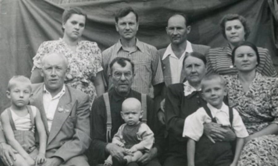 Николай Макаров (крайний слева) с родственниками, в том числе матерью и отцом (в центре)