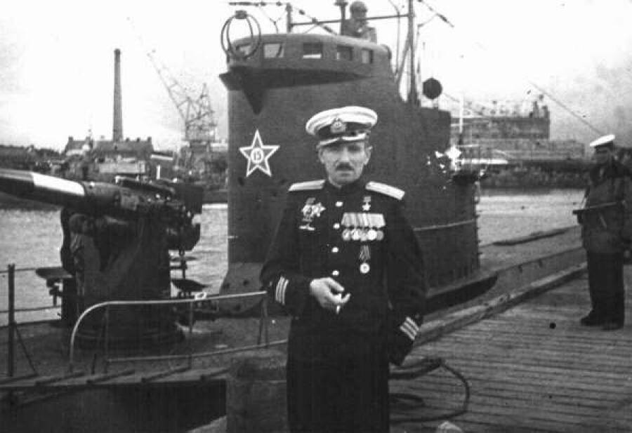 Командир подводного минного заградителя Л-3 Владимир Коновалов вскоре после присвоения ему звания Героя Советского Союза возле своей подлодки