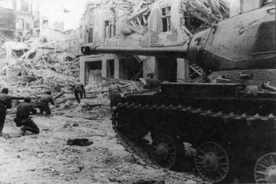 Танк ИС-2 Героя Советского Союза гвардии капитана Федора Липаткина поддерживает пехоту в бою на берлинской улице