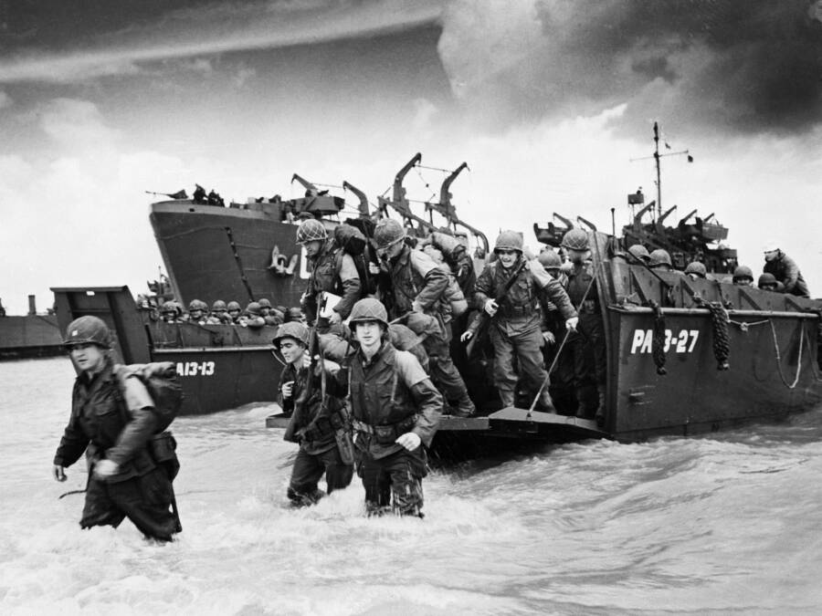 Американские солдаты из состава соединений второго эшелона десанта высаживаются с десантных катеров LCVP на побережье Нормандии