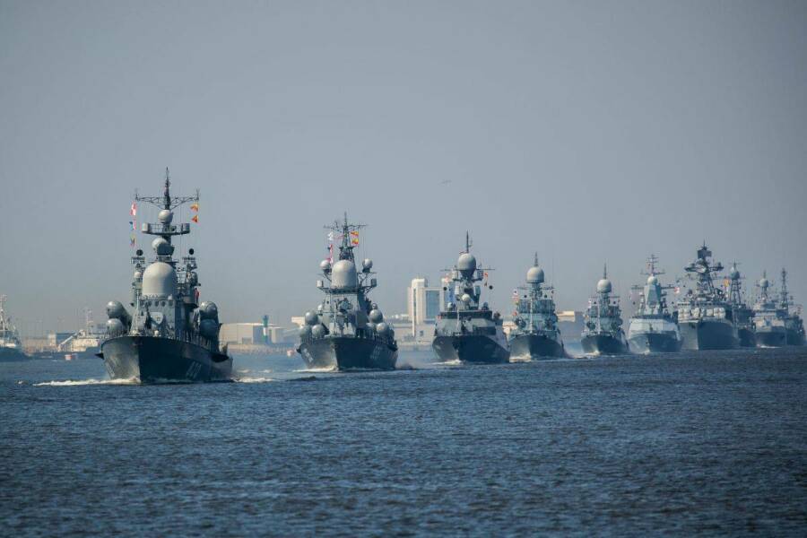 Боевые корабли российских флотов во время Главного военно-морского парада в Санкт-Петербурге, 2020 год