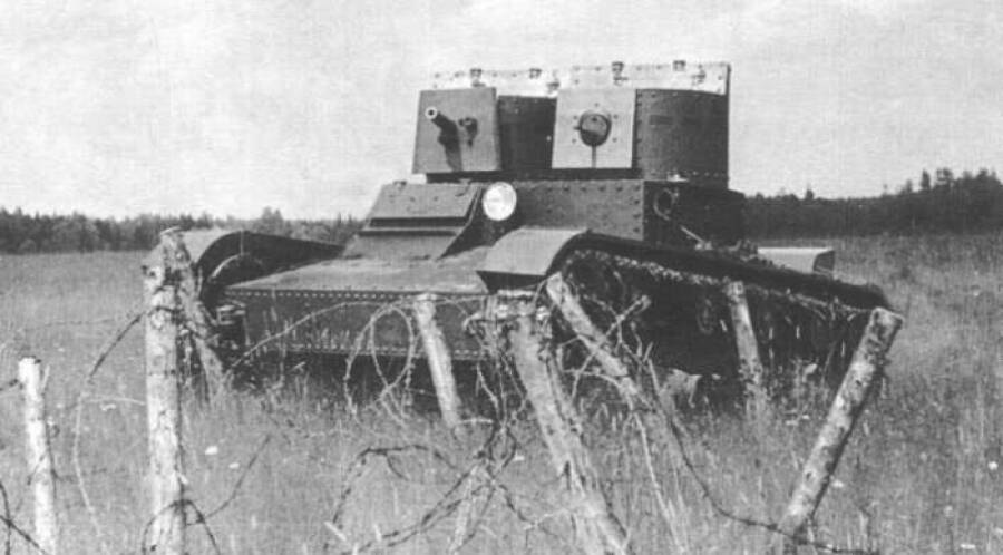 Двухбашенный пушечно-пулеметный танк Т-26 образца 1931 года на маневрах Московского военного округа, 1936 год