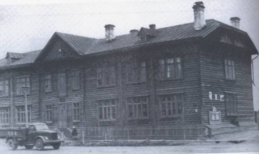 Дом обороны в городе Таре Омской области, где после эвакуации размещалась ленинградская военно-морская спецшкола №2