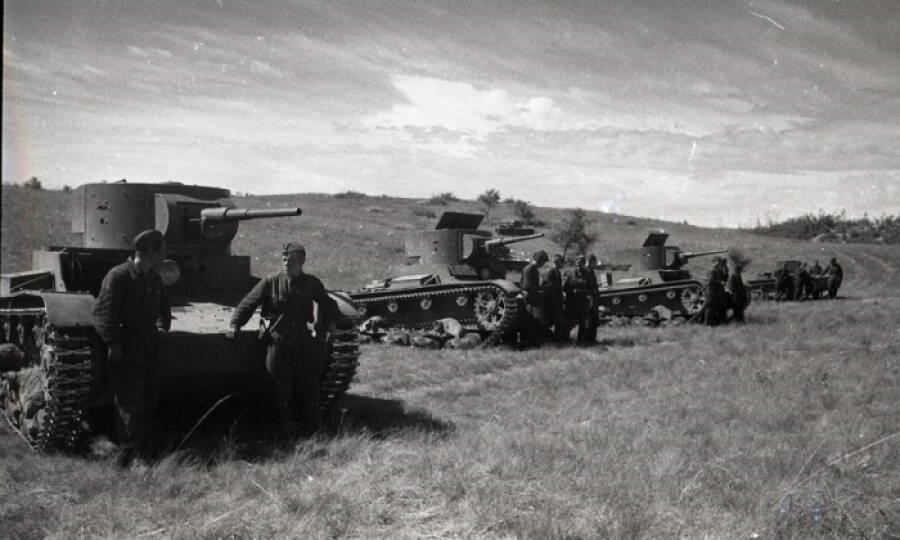 Советские танки Т-26 образца 1933 года на Халхин-Голе, лето 1939 года