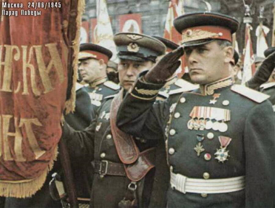 Знаменная группа 1-го Украинского фронта на Параде Победы 24 июня 1945 года. Слева — трижды Герой Советского Союза полковник Александр Покрышкин, справа — Герой Советского Союза Глеб Бакланов, кавалер креста «За выдающиеся заслуги» и командор ордена «Легион почета» (оба — США)