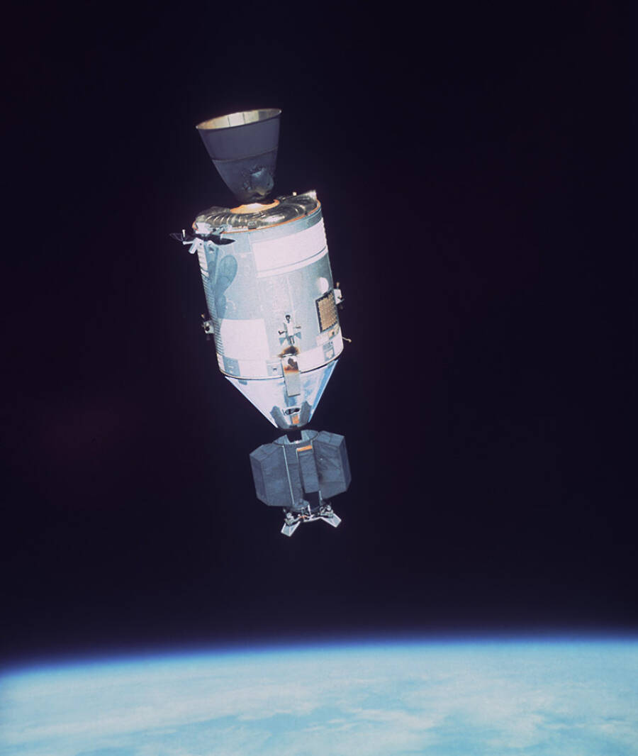 Вид с борта космического корабля «Союз-19» на американский «Аполлон». На передней части корабля — переходной отсек с хорошо видными слева лепестками стыковочной системы АПАС
