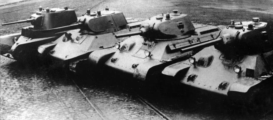 Довоенные танки производства харьковского завода № 183. Слева направо: БТ-7, А-20, Т-34-76 с пушкой Л-11 образца 1940 г. и Т-34-76 с пушкой Ф-34 образца 1941 г.