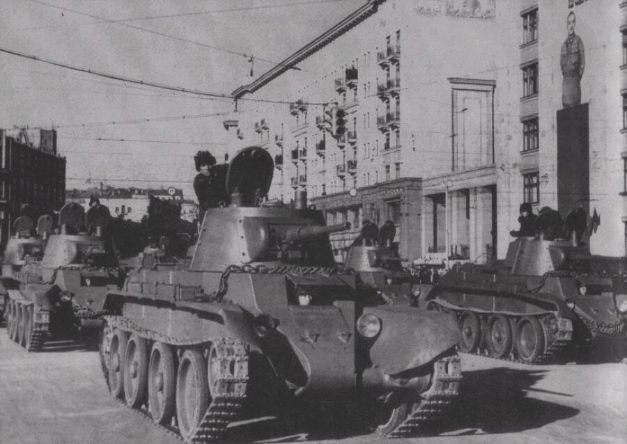 Танки БТ-7 перед началом первомайского парада в Москве, 1940 год