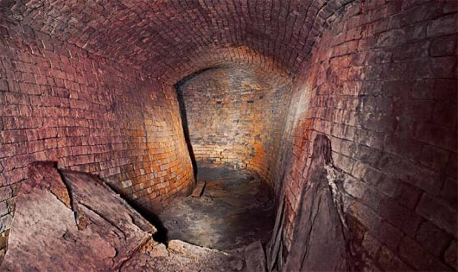 Расчищенный подземный ход от Никольской Башни Кремля