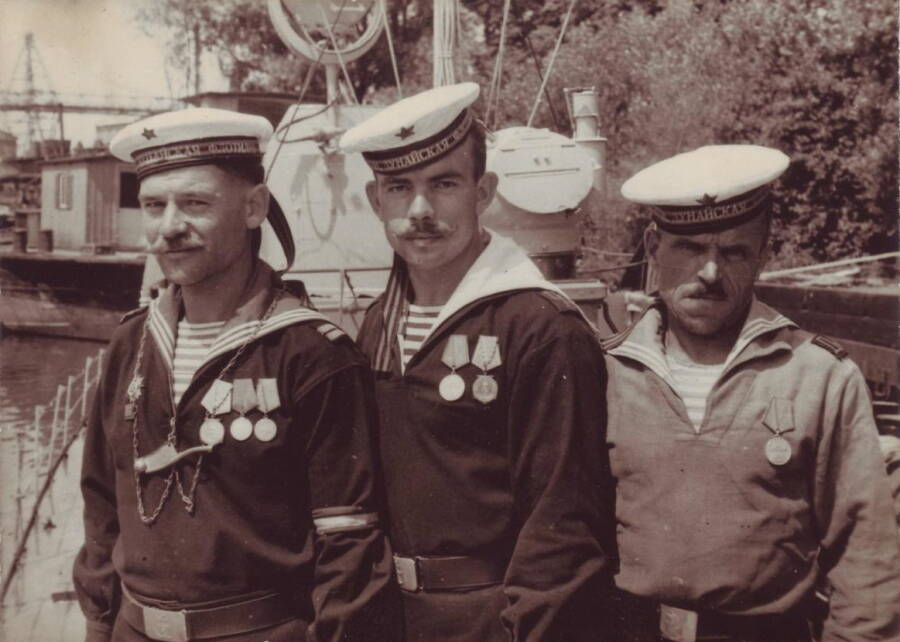 Члены гвардейского экипажа одного из кораблей Дунайской флотилии, 1940-е. На груди у старшины второй статьи (слева на фото) — боцманская дудка. Судя по повязке на рукаве, он получил ее на время как вахтенный