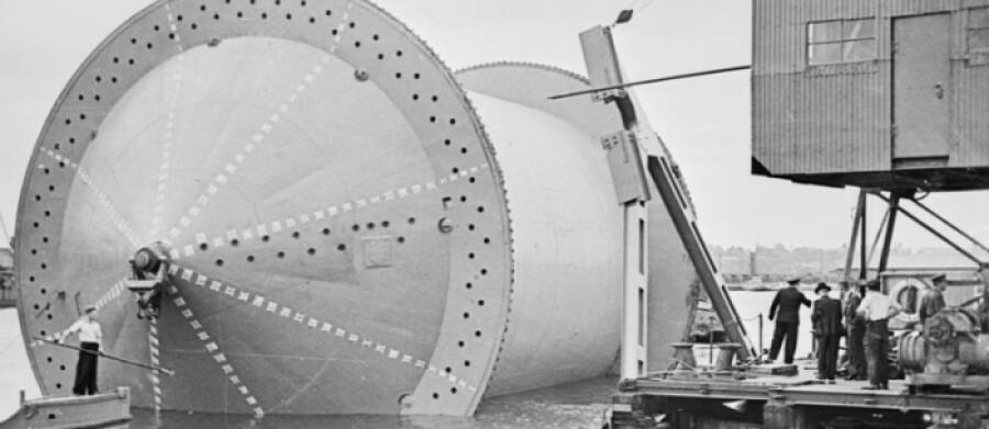 Катушка для прокладки подводного трубопровода во время испытаний в британском порту