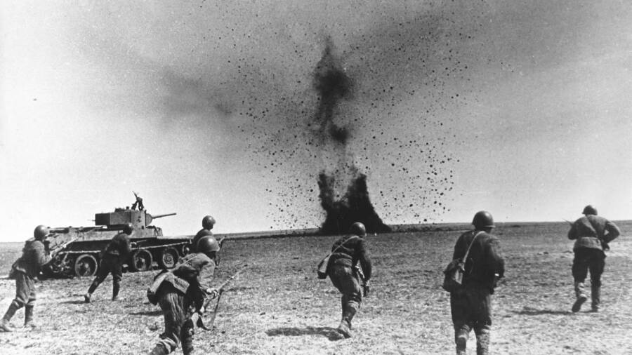 Пехотинцы идут в атаку при поддержке танков БТ-7, Юго-Западный фронт, лето 1942 года