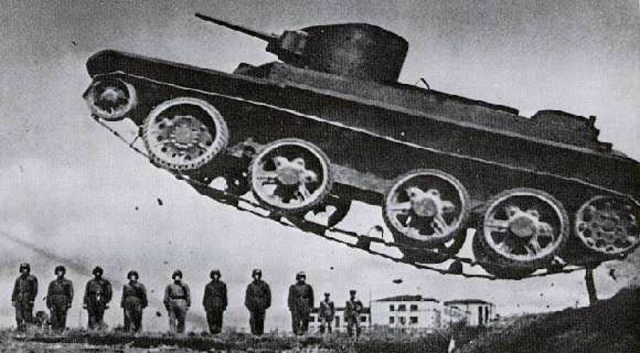 «Летающий танк»: высокая скорость и относительно небольшая масса позволяли БТ-2 совершать с трамплина прыжки длиной до 10 м.