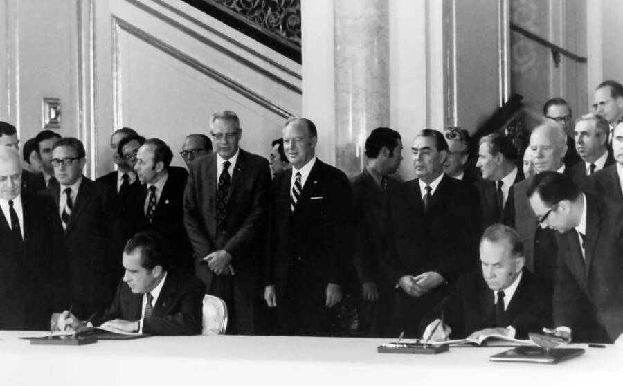 Президент США Ричард Никсон (сидит слева) и председатель Совета министров СССР Алексей Косыгин (сидит справа) подписывают соглашение, предусматривающее полет по программе «Союз-Аполлон», 24 мая 1972 года