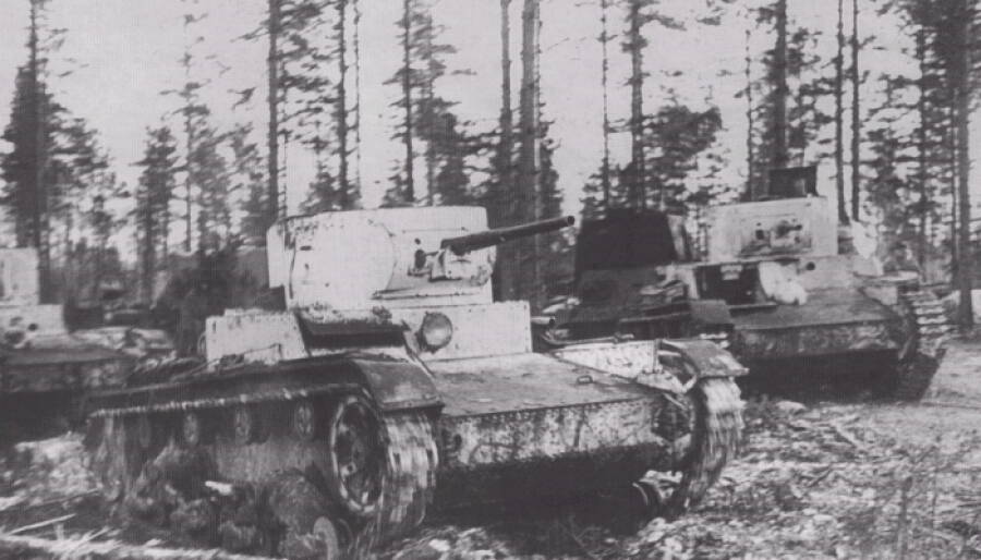 Танки Т-26 образца 1933 года во время боев на Карельском перешейке, февраль 1940 года