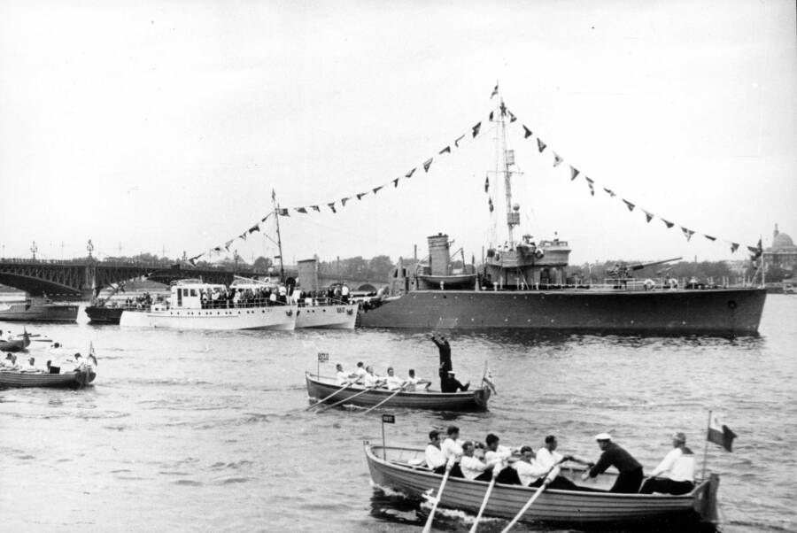 Сторожевой корабль Балтийского флота «Циклон» на праздновании дня Военно-морского флота в Ленинграде, 24 июля 1940 года