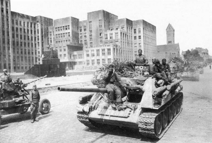 Колонна СУ-85 на площади Ленина в освобожденном Минске