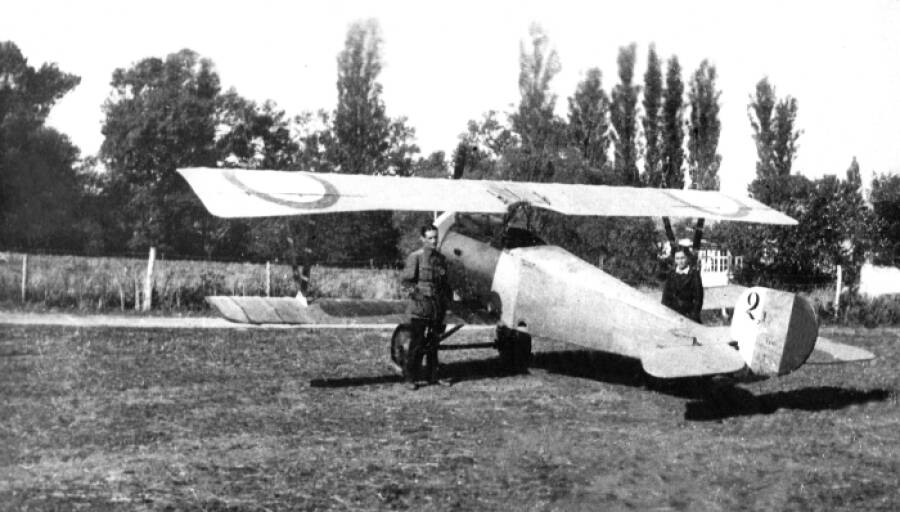 Начальник истребительного отделения Севастопольской офицерской школы авиации Константин Арцеулов возле своего истребителя «Ньюпор-XХI», 1916 год