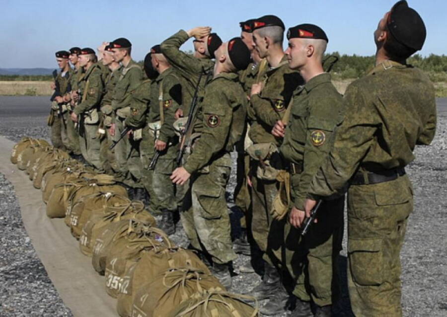 Бойцы морской пехоты первыми среди советских военнослужащих получили черные береты как знак принадлежности к элитным войскам
