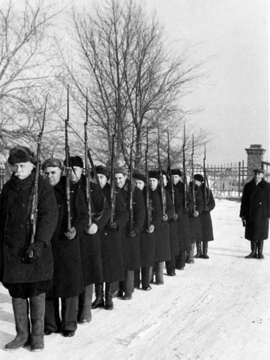 Ополченцы в ходе учебы зимой 1941-1942-гг.