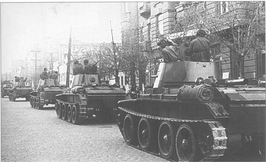 Танки БТ-7 советской 24-й легкотаноковой бригады входят в город Львов, 18 сентября 1939 года