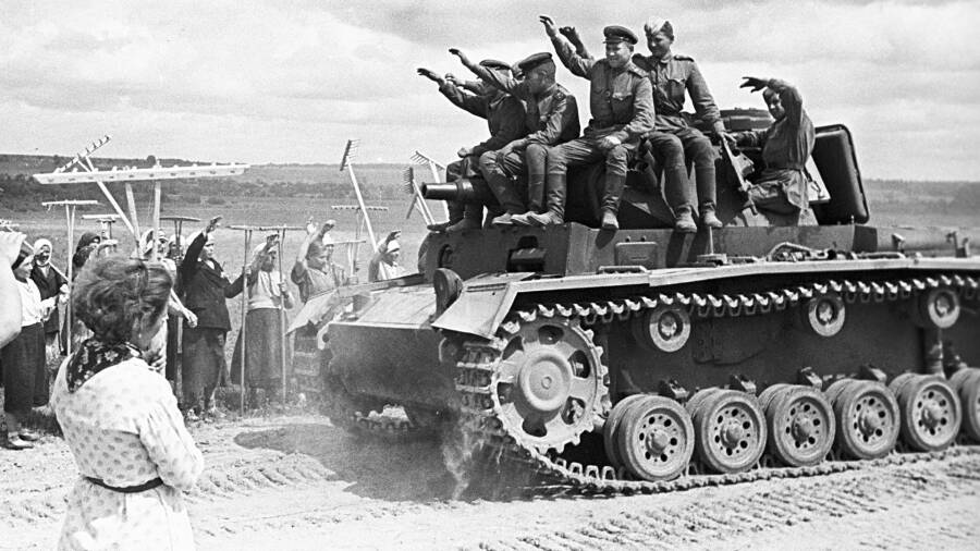 Красноармейцы катаются на трофейном немецком танке