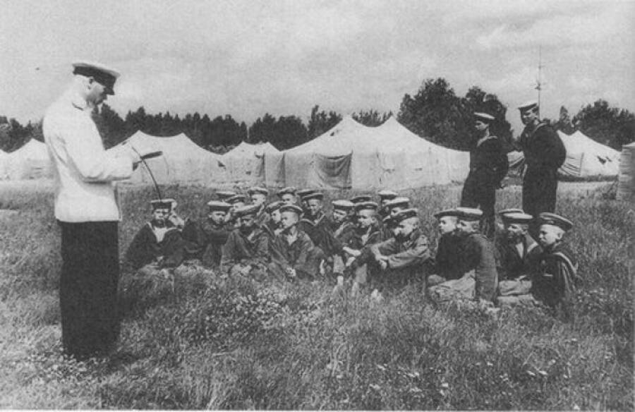 Воспитанники Ленинградского военно-морского нахимовского училища на занятиях в летнем учебном лагере, конец 1940-х годов