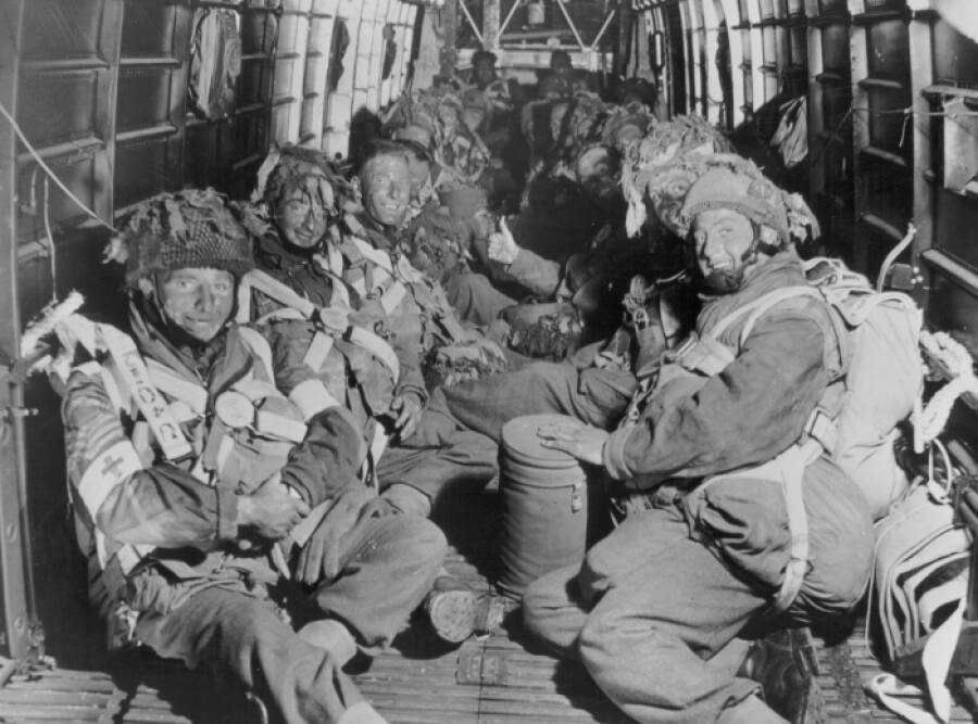 Британские десантники 6 воздушно-десантной дивизии на борту самолета перед десантированием в Нормандии