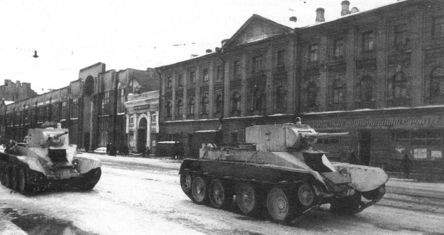 Блокадный Ленинград. Танки БТ-5 направляются на фронт по проспекту Володарского (ныне Литейный проспект)